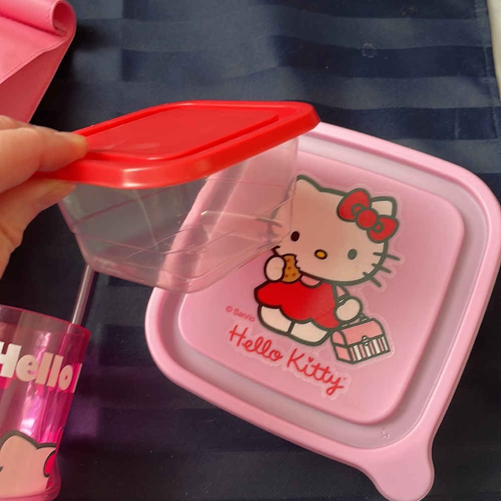 Sanrio Hello Kitty lunch bag and snack containers- includes cup with straw - Picture 5 of 5